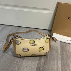 [コーチ] レモン ショルダーバッグ teri 脇下 Yellow バッグ バナナ 斜め掛けショルダーバッグの画像