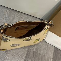 [コーチ] レモン ショルダーバッグ teri 脇下 Yellow バッグ バナナ 斜め掛けショルダーバッグの画像