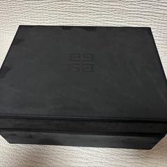 GIVENCHYの化粧品ケースの画像