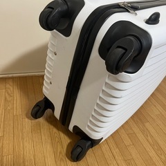 キャリーケース　ホワイト　Mサイズの画像