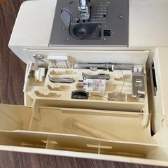 人気モデル🧵Brother  ミシン D-8000 EM9901 ミッキーマウスモデル 刺繍機能付き+ミシン糸🧵の画像