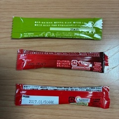 スティックのコーヒー、緑茶、シュガー、クリームとタンブラー　各25個ずつの画像