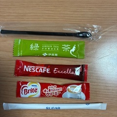 スティックのコーヒー、緑茶、シュガー、クリームとタンブラー　各25個ずつの画像