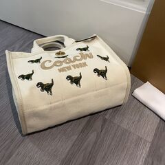 [コーチ] トートバッグ 恐竜 モチーフ ショルダーバッグ dinosaurs ディズニー ミッキー 限定コラボ logo 刺繡 ハンドバッグの画像