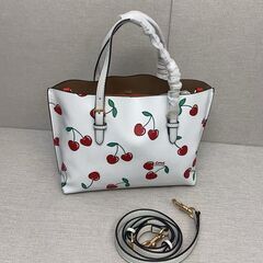 [コーチ] mollieトートバッグ サクランボ logo シンプルでオシャレ 斜め掛けショルダーバッグの画像
