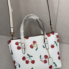 [コーチ] mollieトートバッグ サクランボ logo シンプルでオシャレ 斜め掛けショルダーバッグの画像