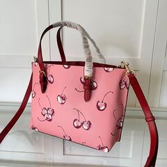 [コーチ] mollie ピンク トートバッグ サクランボ logo シンプルでオシャレ 斜め掛けショルダーバッグの画像