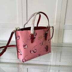 [コーチ] mollie ピンク トートバッグ サクランボ logo シンプルでオシャレ 斜め掛けショルダーバッグの画像