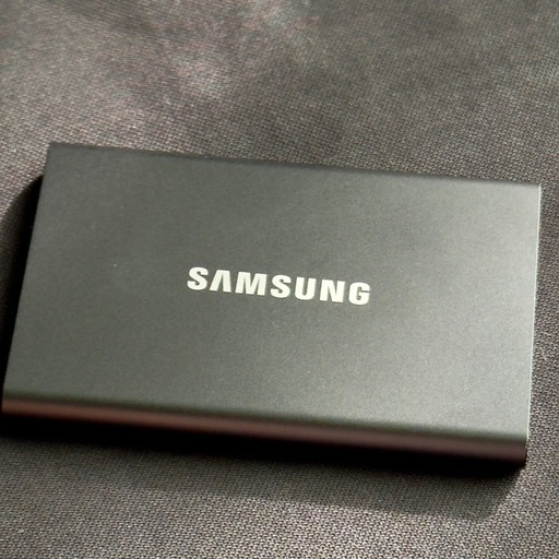 Samsung Portable SSD T7、2TB コンパクトで高性能な外付けSSD