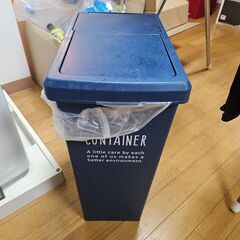 本棚、ゴミ箱、衣服収納ケース、鏡の画像