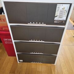 本棚、ゴミ箱、衣服収納ケース、鏡の画像