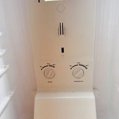 真っ赤なレトロデザイン　冷蔵庫の画像