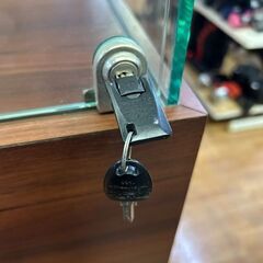 【リサイクルストアスターズ城西店】 【中古品】コレクションボード　鍵付き、ライト付きの画像