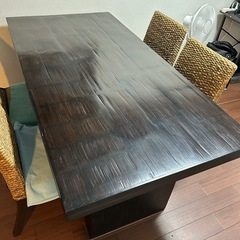 【値下げ中】アジアンテイストのダイニングテーブルとイス4脚の画像