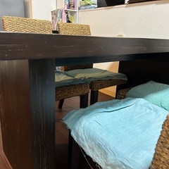 【値下げ中】アジアンテイストのダイニングテーブルとイス4脚の画像