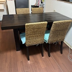 【値下げ中】アジアンテイストのダイニングテーブルとイス4脚の画像