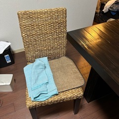 【値下げ中】アジアンテイストのダイニングテーブルとイス4脚の画像