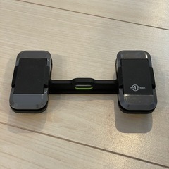 タブレットやスマートフォンを簡単に取り付けることができる、デュアルグリップ式ディスプレイマウント の画像