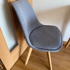 テーブルと椅子セットの画像