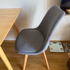 テーブルと椅子セットの画像