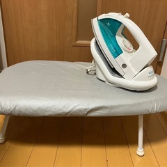 スチームアイロンとアイロン台の画像