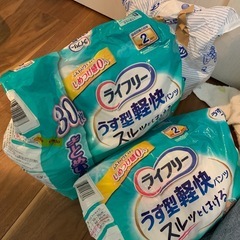 大人用オムツと尿もれパッド多数の画像