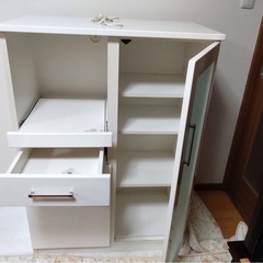 美品、キッチン白い棚の画像