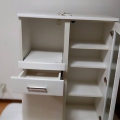 美品、キッチン白い棚の画像