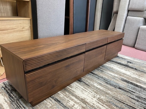 高級感のある無垢材をふんだんに使ったローボード（未使用品）