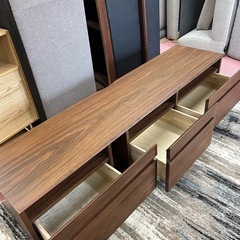 高級感のある無垢材をふんだんに使ったローボード（未使用品）の画像