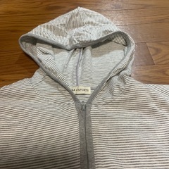 グレーと白のボーダーパーカー　マタニティの画像