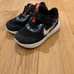 子供靴、スニーカー、NIKE、crocsの画像