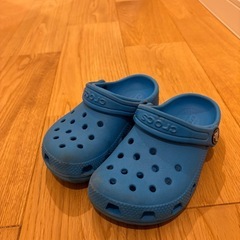 子供靴、スニーカー、NIKE、crocsの画像