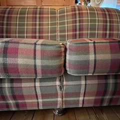 三人掛けのカナダ製のソファーの画像
