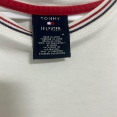 Tommy hilfigerのtシャツの画像
