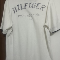 Tommy hilfigerのtシャツの画像
