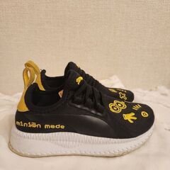 PUMA×ミニオンのコラボスニーカーの画像