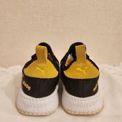 PUMA×ミニオンのコラボスニーカーの画像