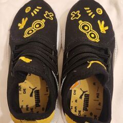 PUMA×ミニオンのコラボスニーカーの画像