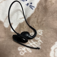 ヘッドセット、ローテーブル、ケーブルの画像
