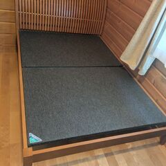 ダブルベッドフレーム＋マットレスの画像