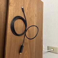 ヘッドセット、ローテーブル、ケーブルの画像