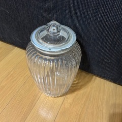 ガラスの入れ物の画像