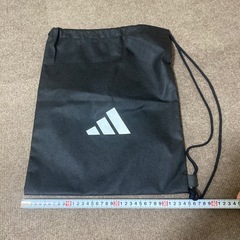 adidas 巾着袋の画像