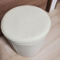 ニトリ　白収納スツールの画像