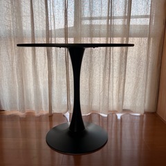 黒いキッチンテーブル（Furnihunter）の画像