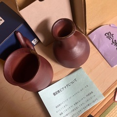渋いカップと花瓶の画像