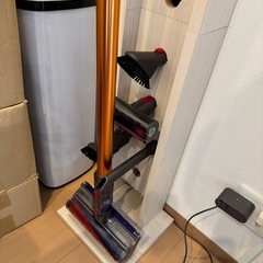 ダイソンV10掃除機スタンド付き【早いもの勝ち】の画像