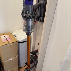 ダイソンV10掃除機スタンド付き【早いもの勝ち】の画像