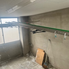 無料で差し上げます。物干竿7本及び多数のハンガー　まとめて引き取り希望の画像